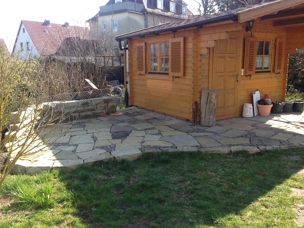 Moderne Terrassengestaltung mit Naturstein