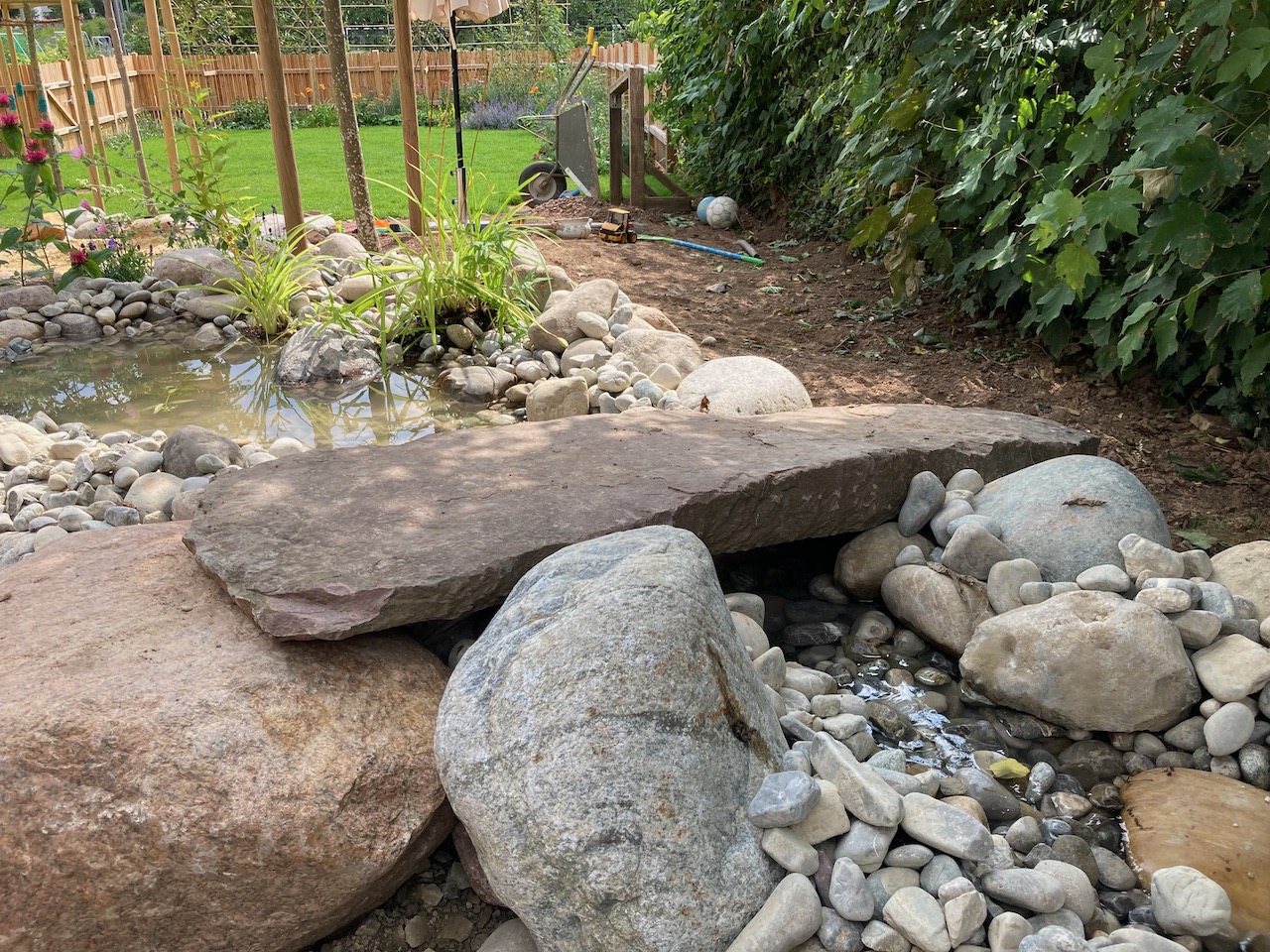 Brücke über Wasser im Garten